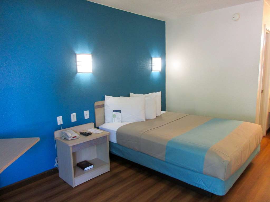 Motel 6 Huntsville - Madison Room photo