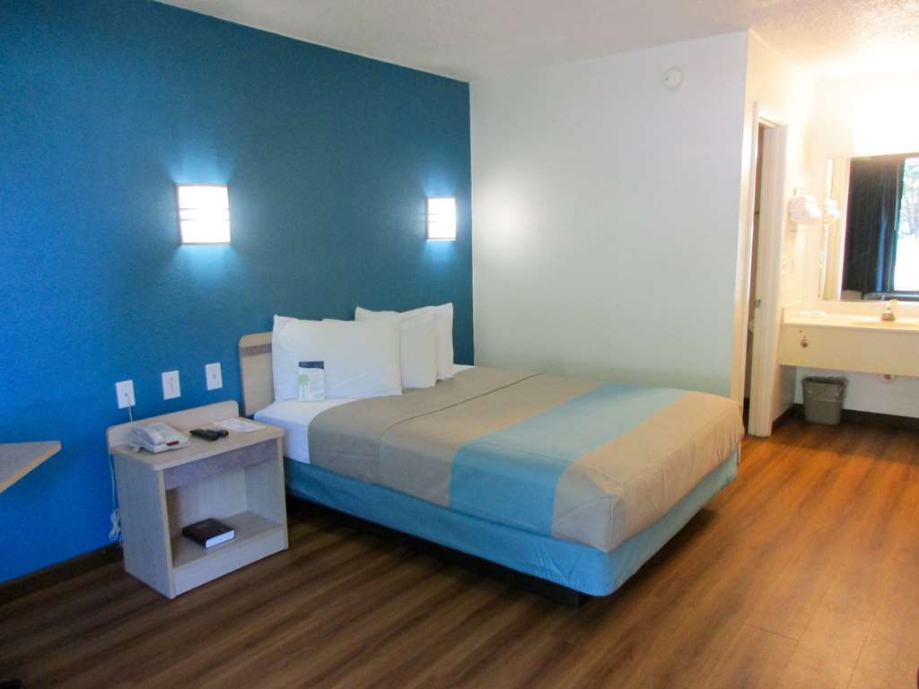 Motel 6 Huntsville - Madison Room photo
