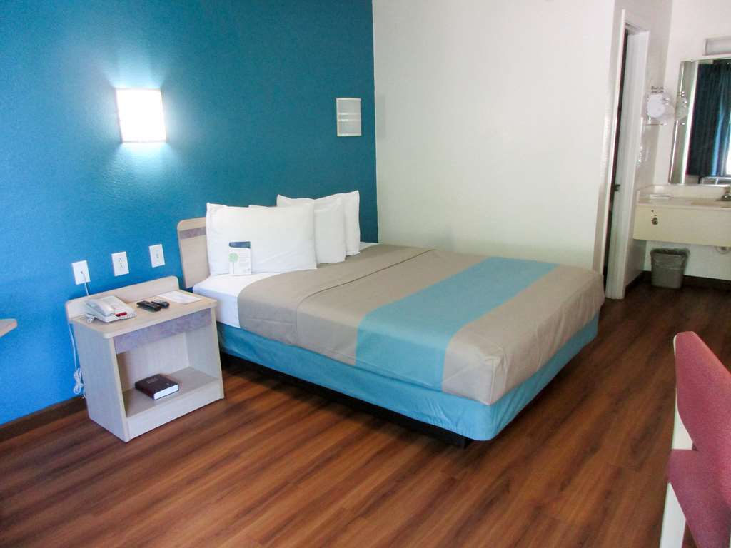 Motel 6 Huntsville - Madison Room photo