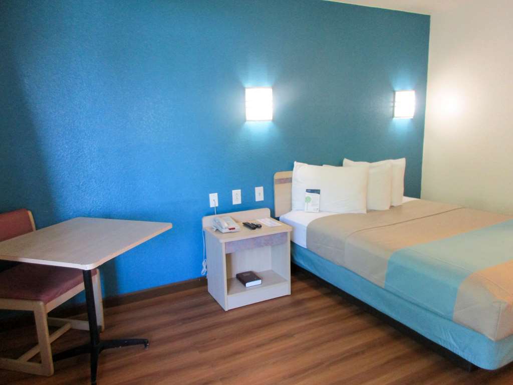 Motel 6 Huntsville - Madison Room photo